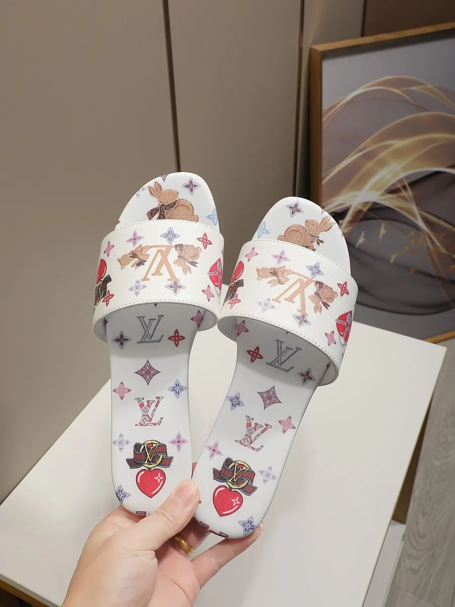 👟👟Ex-factory price 320👟👟 LV’s new flat-low flip-flops, 5D printed jade rabbit pattern, cowhide surface and sheepskin lining, genuine leather bottom imported from Italy, size 35-41